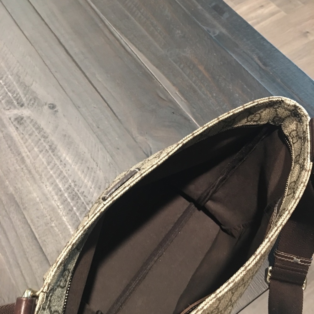 SOLD - Gucci crossbody bag - CANNOT BE BUNDLED - Picture 3 of 8